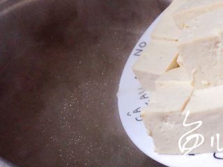 13、海带豆腐汤,另用锅盛出牛骨汤，放入豆腐块