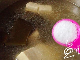 15、海带豆腐汤,放入食盐调味