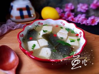 17、海带豆腐汤,装入碗中，撒香菜碎