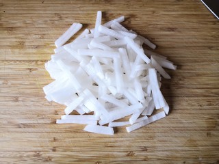 1、简单快手的萝卜羊肉汤,白萝卜洗净切成小条。