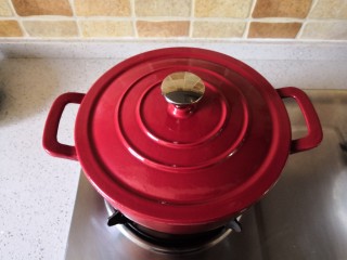 7、简单快手的萝卜羊肉汤,盖上盖子煮5分钟