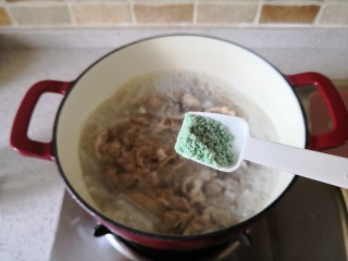 11、简单快手的萝卜羊肉汤,煮开后加入味精。