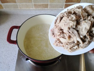 10、简单快手的萝卜羊肉汤,倒入羊肉片。