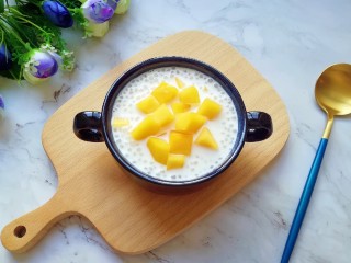 8、牛奶芒果西米露,放入芒果果肉，牛奶芒果西米露就做好了。