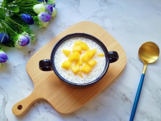 9、牛奶芒果西米露,准备开吃。