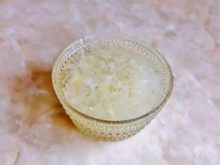 2、紫薯银耳粥,首先紫薯去皮，洗干净。