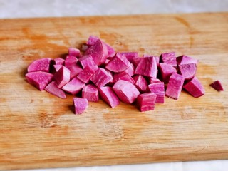 4、紫薯银耳粥,再切成小丁。