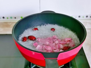 10、紫薯银耳粥,再加入紫薯，煮熟即可关火。