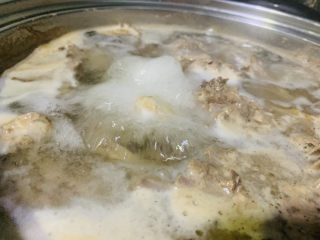 3、老鸭煲,大火煮开，5分钟后捞起