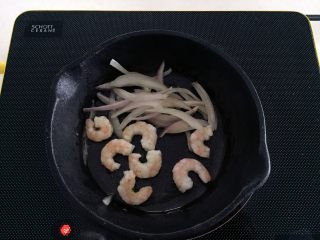3、芦笋虾仁蛋饼—口感松软，补充丰富的蛋白质,放入虾仁简单煎一下至变色