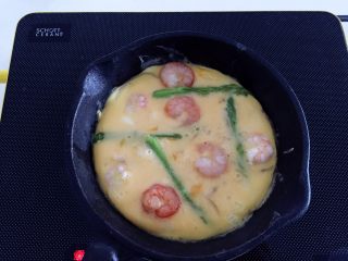 7、芦笋虾仁蛋饼—口感松软，补充丰富的蛋白质,大概烘了10分钟左右呈现的样子