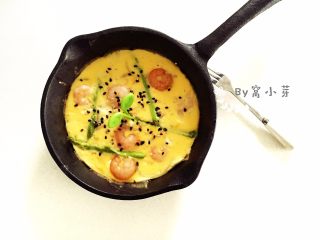 11、芦笋虾仁蛋饼—口感松软，补充丰富的蛋白质,最后蛋饼用小刀在锅子边上划一圈，就很容易拿出来了，其实不拿出来也可以，直接用勺子挖着吃也很过瘾。