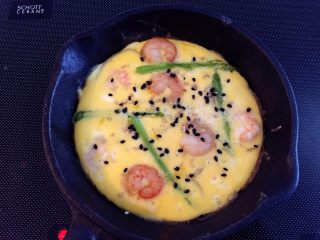 8、芦笋虾仁蛋饼—口感松软，补充丰富的蛋白质,蛋液触摸上去基本凝固后，在表面撒上一些黑白芝麻，小芽主要为了颜值，而且芝麻营养也好。