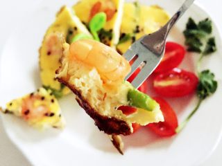 12、芦笋虾仁蛋饼—口感松软，补充丰富的蛋白质,蛋奶香浓郁，嘿嘿，宝宝要开动喽