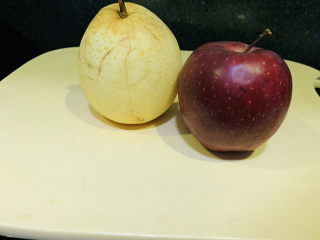 1、苹果雪梨汤,苹果一个，梨一个；