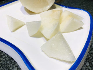 4、苹果雪梨汤,梨去皮，削粒状；