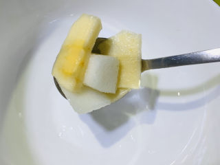 6、苹果雪梨汤,捞到另一个碗；