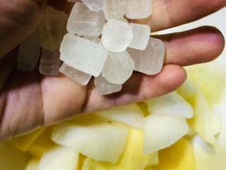 7、苹果雪梨汤,加适量冰糖，根据自己口味添加；