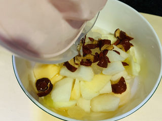 11、苹果雪梨汤,倒入清水，沫过食材；