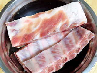 1、胡萝卜玉米排骨汤,准备好肋排。