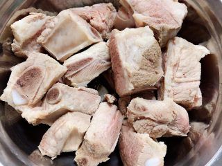 4、胡萝卜玉米排骨汤,捞出排骨洗净待用。