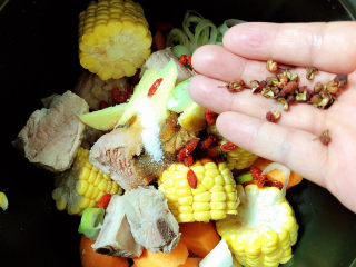 12、胡萝卜玉米排骨汤,再放入一些花椒粒。