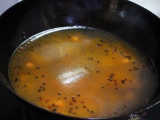 10、水煮鱼片这么烧，健康营养有颜值！全家人吃了赞不绝口！,加适量的水，烧开