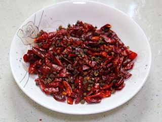 14、水煮鱼片这么烧，健康营养有颜值！全家人吃了赞不绝口！,准备好花椒和干红辣椒来炒红油，喜欢吃辣的可以选辣一点的，不能吃辣的可以选专门炒红油的辣椒，味道不怎么辣