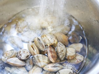 6、丝瓜花甲汤,流水冲洗。