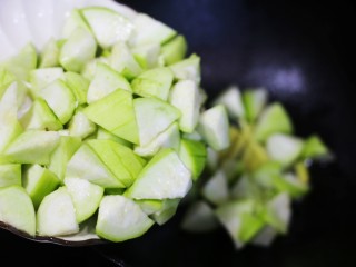 9、丝瓜花甲汤,然后加入丝瓜翻炒至软。