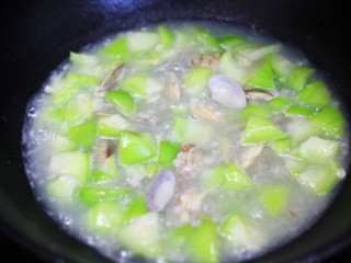 12、丝瓜花甲汤,煮两分钟。