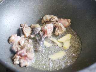 3、冬至美食 营养滋补的山药炖鸡汤,锅中热油，加三片姜，加入鸡肉炒至变色。