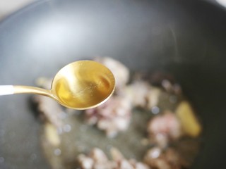 4、冬至美食 营养滋补的山药炖鸡汤,加一勺料酒炒至挥发。