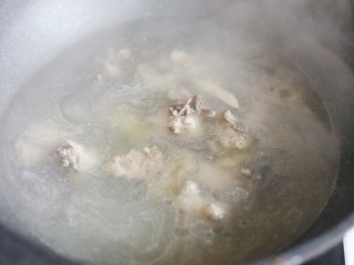 5、冬至美食 营养滋补的山药炖鸡汤,加两大碗水煮开捞出浮沫。