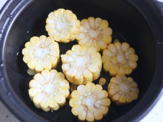 6、冬至美食 营养滋补的山药炖鸡汤,砂锅中加入玉米。