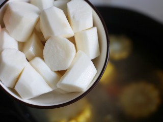 11、冬至美食 营养滋补的山药炖鸡汤,出锅前20分钟加入山药，