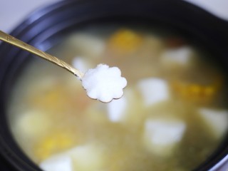 12、冬至美食 营养滋补的山药炖鸡汤,出锅前加一勺盐炖5分钟。