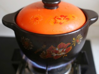 10、冬至美食 营养滋补的山药炖鸡汤,大火煮开小火慢炖1个半小时。