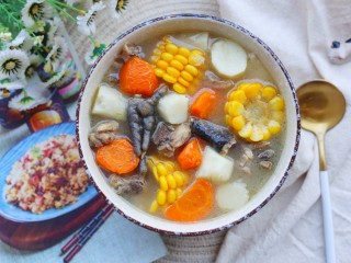 13、冬至美食 营养滋补的山药炖鸡汤,撒葱花。