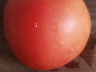 1、砂锅酸汤肥牛,准备一个西红柿