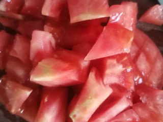 2、砂锅酸汤肥牛,切小丁