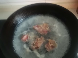 3、砂锅酸汤肥牛,肥牛焯水