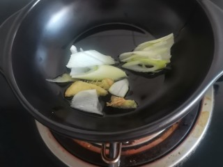 4、砂锅酸汤肥牛,砂锅家底油，放葱姜炒香