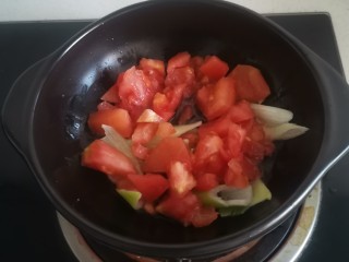 5、砂锅酸汤肥牛,加西红柿丁