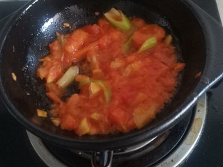 6、砂锅酸汤肥牛,小火炒碎