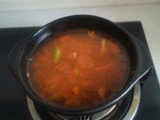 7、砂锅酸汤肥牛,加适量的水