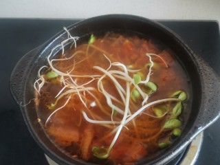 11、砂锅酸汤肥牛,烧开后加豆芽