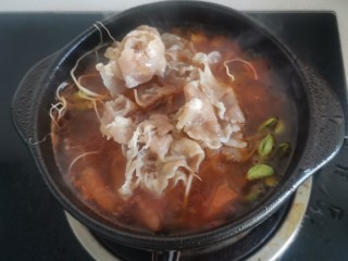 12、砂锅酸汤肥牛,加入肥牛