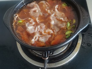 13、砂锅酸汤肥牛,煮3分左右