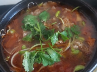 15、砂锅酸汤肥牛,出锅加香菜